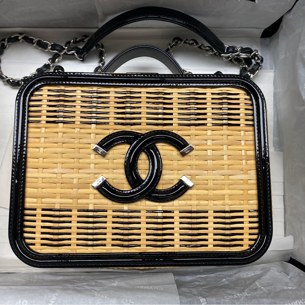 CHANEL VANITY CASE BLACK, BEIGE RATTAN, PATENT CALFSKIN & SILVER-TONE METAL